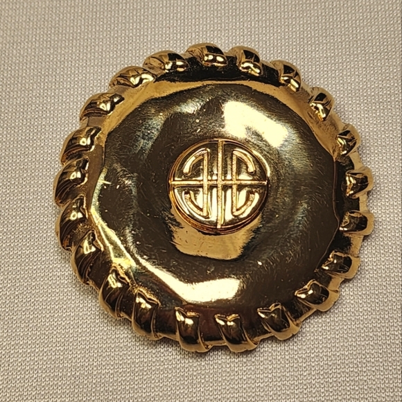 Givenchy Logo Medallion Brooch - Picture 7 of 9